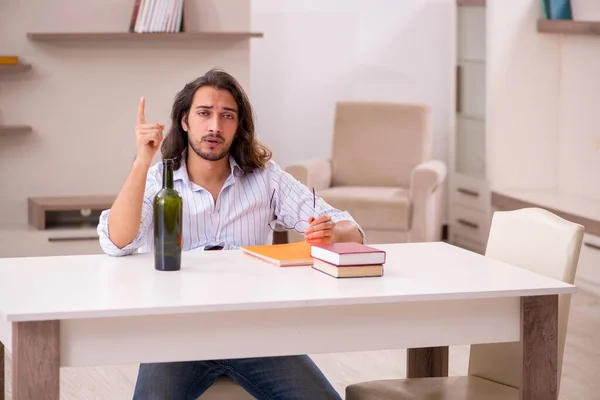 Jovem estudante do sexo masculino bebendo álcool em casa — Fotografia de Stock