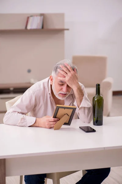 Alter Witwer trinkt zu Hause Alkohol — Stockfoto