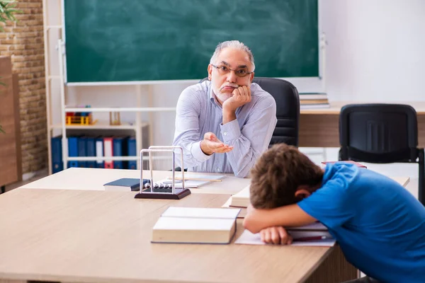 Vecchio insegnante maschio e scolaro in classe — Foto Stock