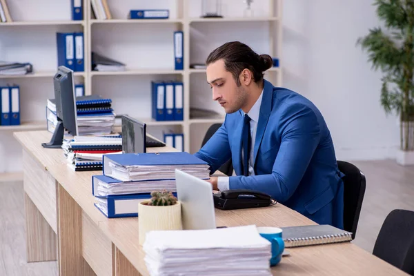 Empresário que trabalha no escritório — Fotografia de Stock