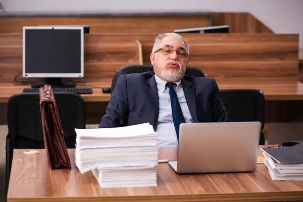 Alte männliche Angestellte und zu viel Arbeit im Büro — Stockfoto