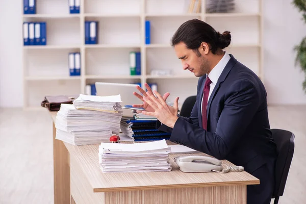 Ung manlig anställd missnöjd med överdrivet arbete — Stockfoto