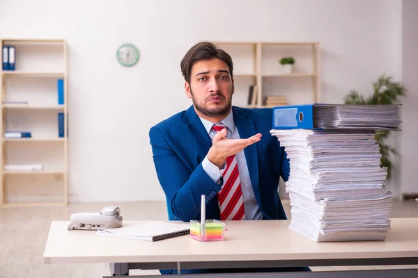 Jonge zakenman werknemer ontevreden met overmatig werk in het kantoor — Stockfoto