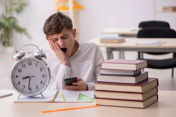 Alumno masculino en concepto de gestión del tiempo —  Fotos de Stock