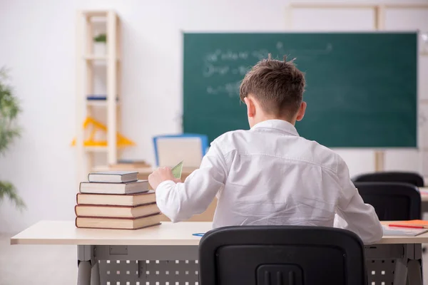 Pojken sitter i klassen — Stockfoto