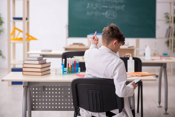 Schooljongen die scheikunde studeert in de klas — Stockfoto