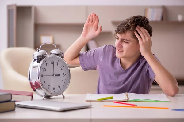 Skolpojke förbereder sig för tentor hemma — Stockfoto