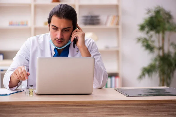 Jovem médico do sexo masculino no conceito de vacinação — Fotografia de Stock