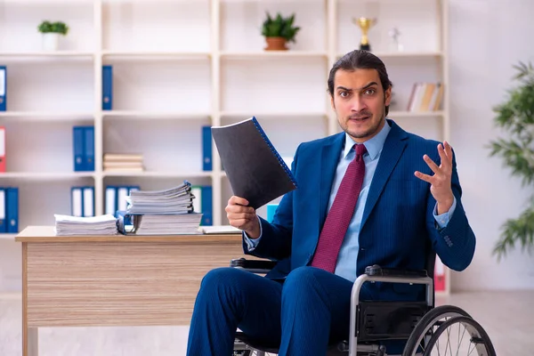 Jonge gehandicapte werknemer in het kantoor — Stockfoto