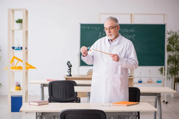 Velho professor de química masculino na sala de aula — Fotografia de Stock