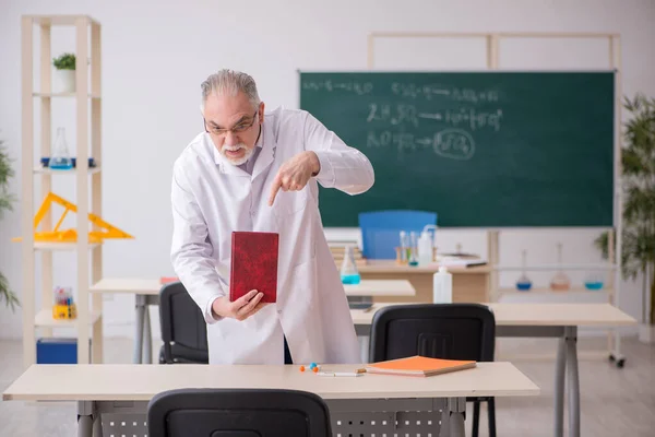 Alt männlich chemist lehrer im die klassenzimmer — Stockfoto