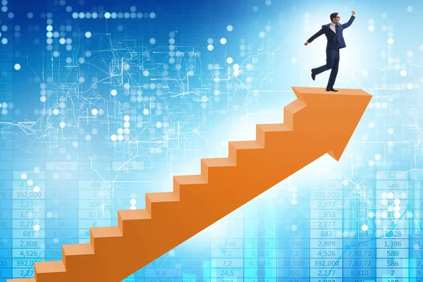 İş adamı iş dünyasında kariyer basamaklarını tırmanıyor