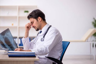 Klinikte çalışan genç bir erkek radyolog.