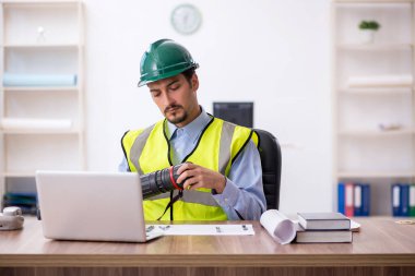 Ofiste çalışan genç erkek mimar.