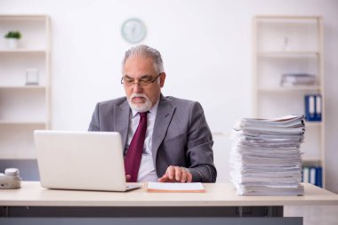 Eski erkek çalışanım ve ofiste çok işim var.