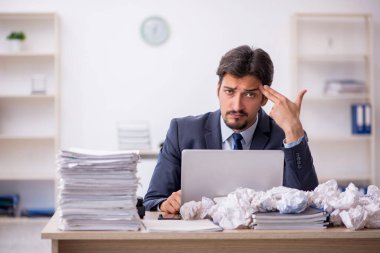 Beyin fırtınası konseptinde genç bir erkek çalışan.