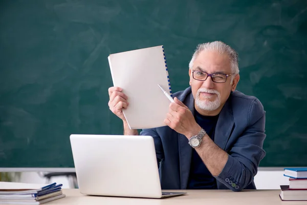 Oude mannelijke leraar in de klas — Stockfoto