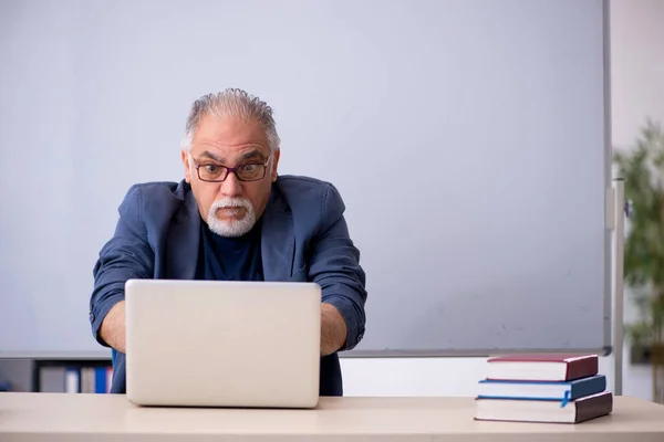 Viejo profesor en concepto de tele-educación —  Fotos de Stock