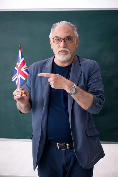 Velho professor de inglês masculino na sala de aula — Fotografia de Stock