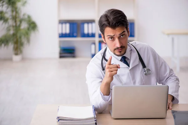 Jeune médecin masculin dans le concept de télémédecine — Photo