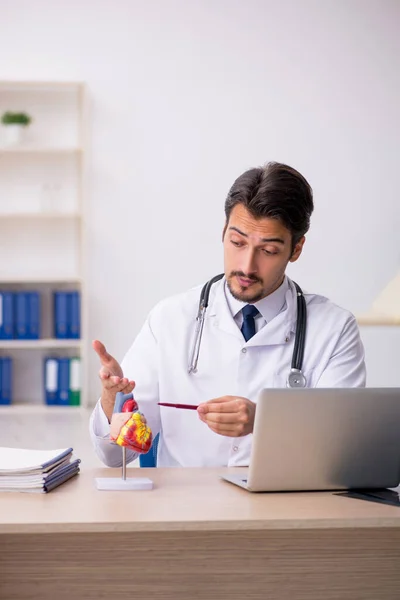 Klinikte çalışan genç bir erkek kardiyolog. — Stok fotoğraf