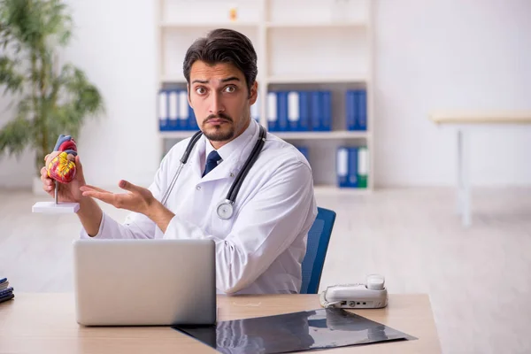 Junger Kardiologe arbeitet in der Klinik — Stockfoto