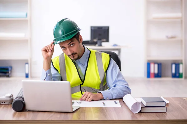 Jonge mannelijke architect werkzaam op kantoor — Stockfoto