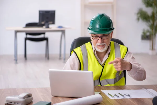 Oude mannelijke architect aan het werk op kantoor — Stockfoto