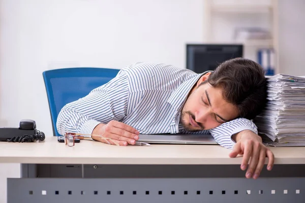 Junge männliche Mitarbeiter und zu viel Arbeit im Büro — Stockfoto