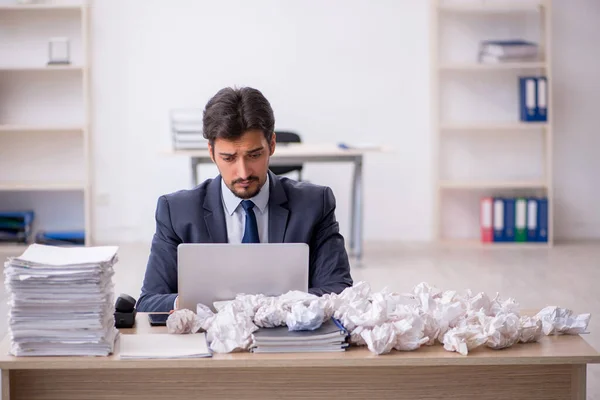 Giovane dipendente maschile nel concetto di brainstorming — Foto Stock