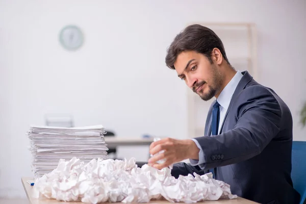 Ung manlig anställd i brainstorming koncept — Stockfoto