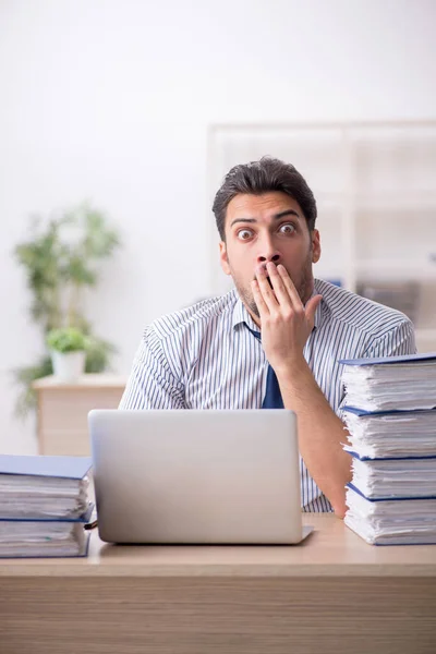 Junge männliche Mitarbeiter und zu viel Arbeit im Büro — Stockfoto