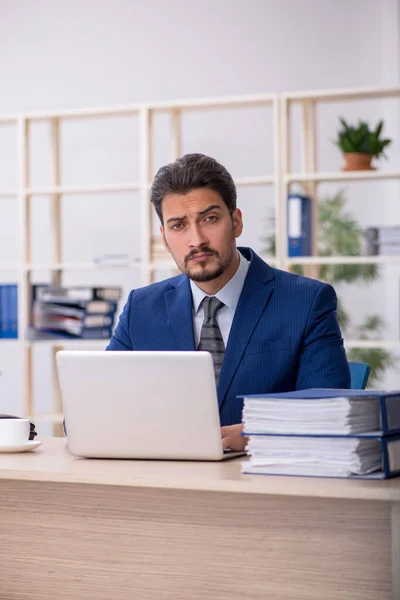 Joven empleado guapo que trabaja en la oficina — Foto de Stock