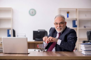 Eski erkek çalışan e-ticaret konsepti