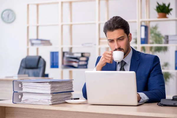 Jonge knappe werknemer die koffie drinkt tijdens de pauze — Stockfoto