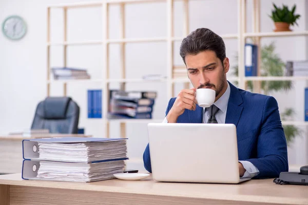 Ung stilig anställd dricker kaffe under pausen — Stockfoto