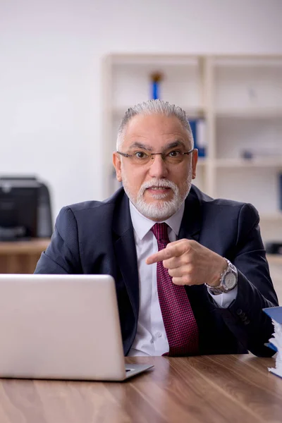 Viejo empleado que trabaja en la oficina — Foto de Stock