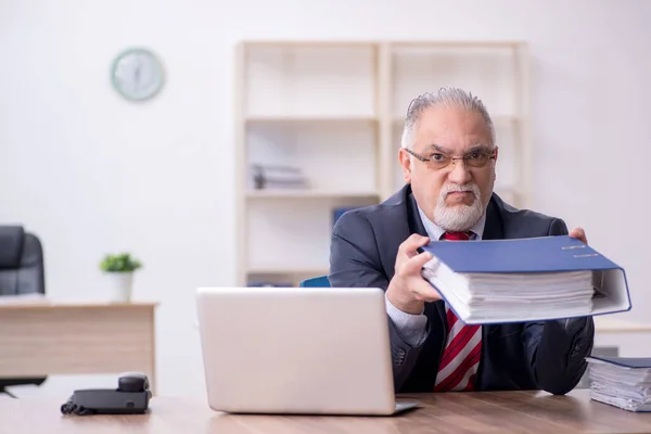 Alt männlich mitarbeiter working im die büro — Stockfoto