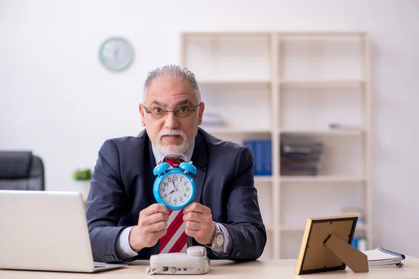 Velho empregado masculino no conceito de gerenciamento de tempo — Fotografia de Stock