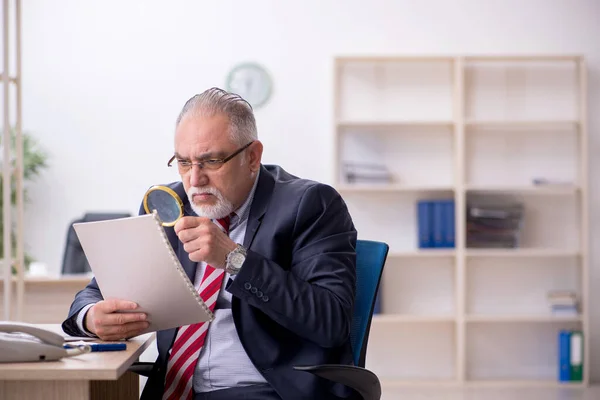 Viejo empleado que trabaja en la oficina —  Fotos de Stock