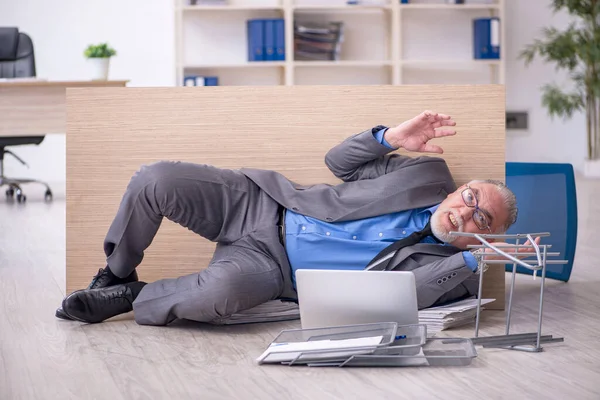 Velho funcionário masculino infeliz com excesso de trabalho no escritório — Fotografia de Stock