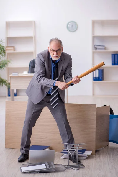 Alter männlicher Angestellter mit Baseballschläger im Büro — Stockfoto
