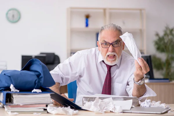 Öreg férfi alkalmazott elégedetlen a túlzott munka az irodában — Stock Fotó