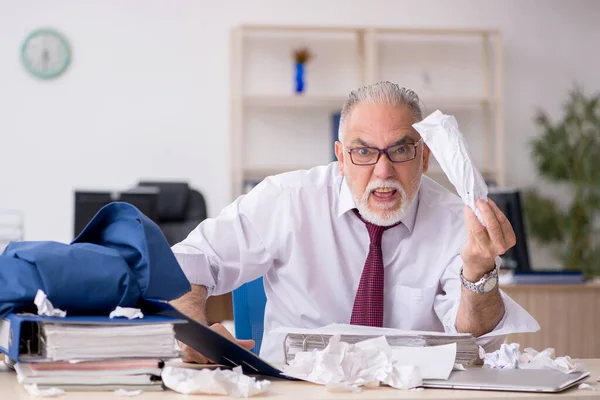 Alte männliche Angestellte unzufrieden mit exzessiver Arbeit im Büro — Stockfoto