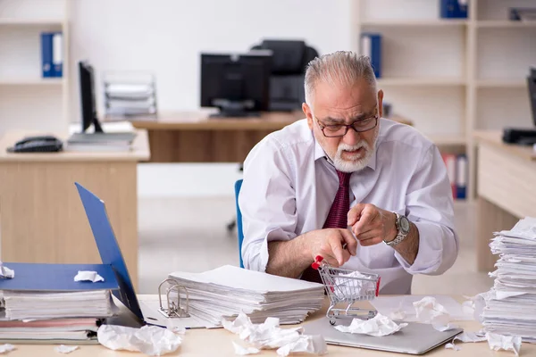 Alte männliche Angestellte unzufrieden mit exzessiver Arbeit im Büro — Stockfoto