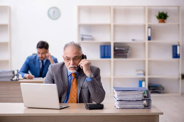 Zwei Kollegen im Büro — Stockfoto