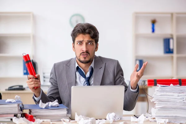 Jovem funcionário masculino e muito trabalho no escritório — Fotografia de Stock