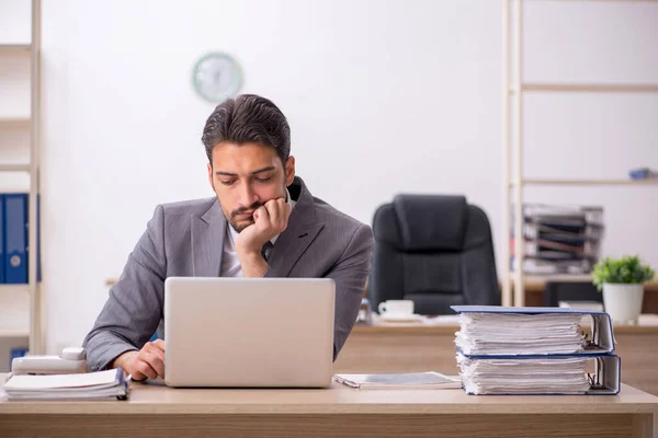 Jeune employé masculin travaillant au bureau — Photo