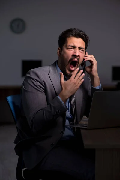 Joven empleado masculino que trabaja hasta tarde en la oficina — Foto de Stock