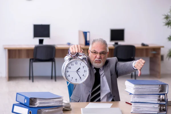 时间管理概念中的老男性雇员 — 图库照片